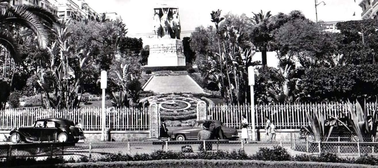 707- Alger - Avenue Pasteur et Monument aux morts2.jpg